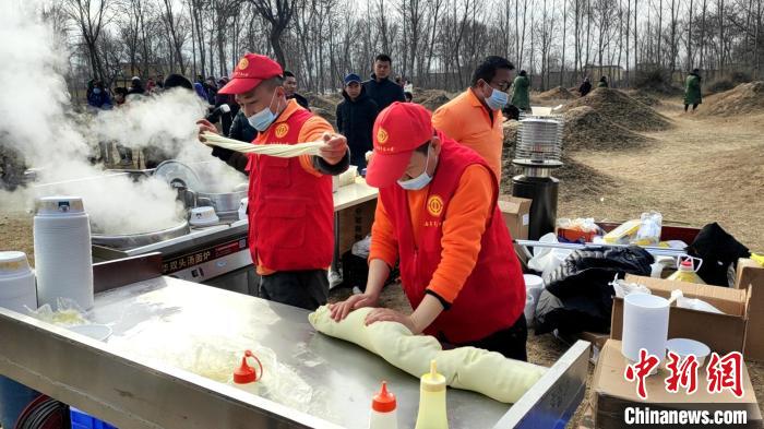 青海海东工会&ldquo;爱心拉面&rdquo;为灾区民众驱散寒意