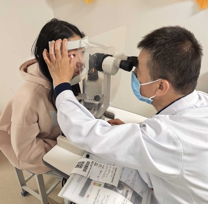 专家提示：预防近视应从小从早做起   