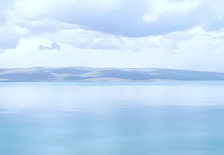 黄河源头：夏日扎陵湖景美如画