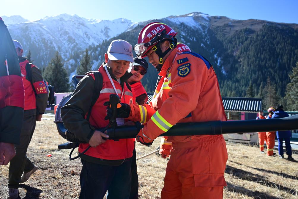 青海祁连：消防进林区 共筑“防火墙”