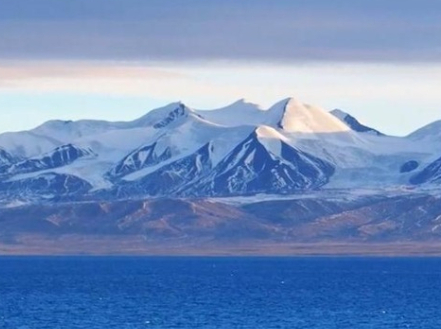 青海哈拉湖冰凌进入黄金观赏期