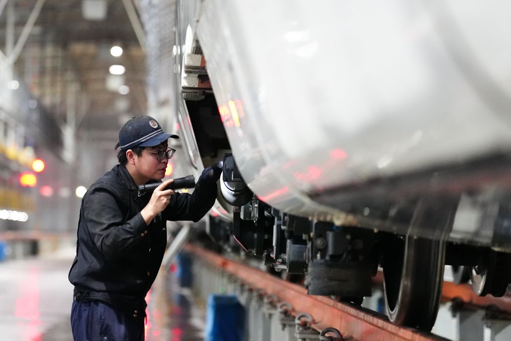 青海西宁：动车“体检” 备战春运