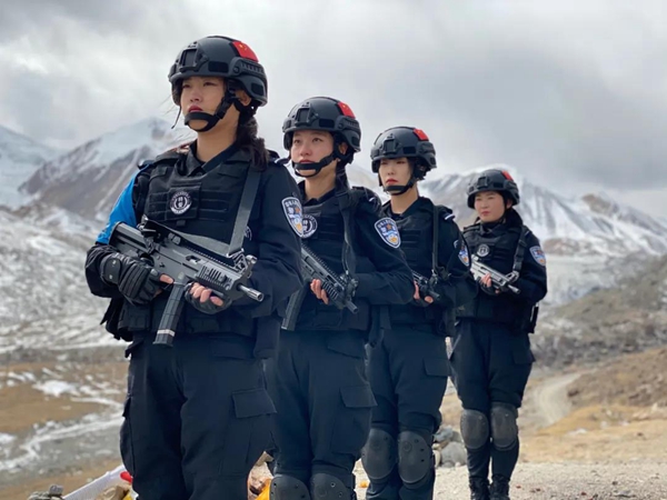 中国新闻网女记者春节期间走进警营采访一线女特警
