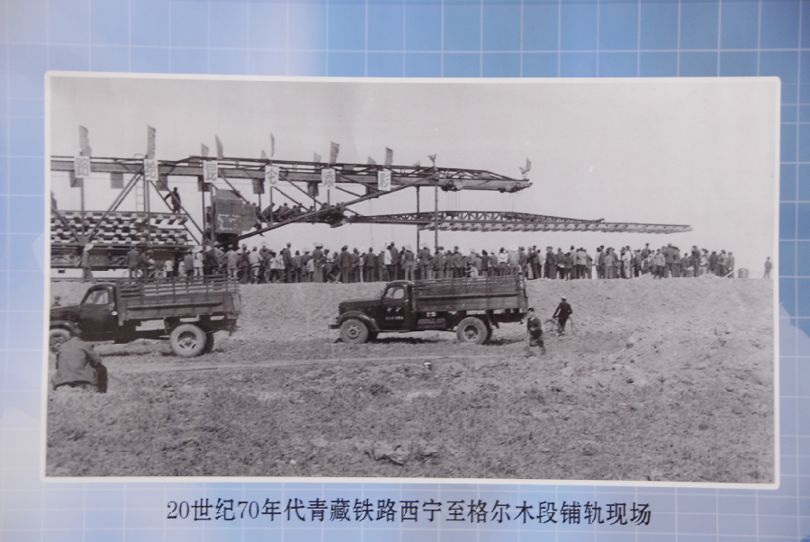 20世纪70年代青藏铁路西宁至格尔木段铺轨现场