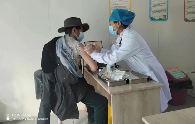 玛多县扎陵湖乡：“三步走”全面完成疫苗接种“双推进”工作任务