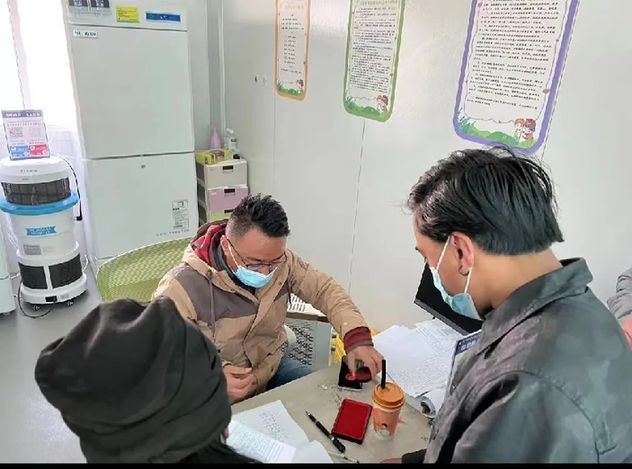 玛多县玛查理镇：以“三个到位”抓好新冠疫苗接种“双推进”工作