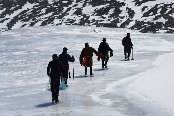 新华全媒+丨守护“固体水库”，这支牧民冰川监测队15年来从未停下脚步